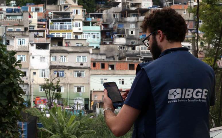 Gabriel Barros coordenador censo do IBGE no RJ na comunidade de Tavares Bastos, no Catete, no RJ Fábio Motta/Estadão Conteúdo