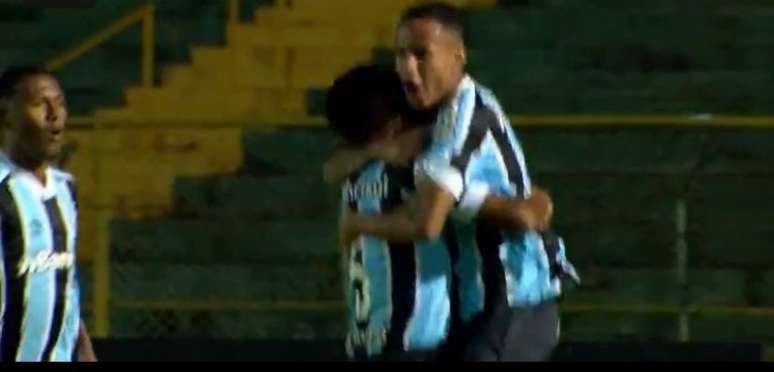 Jogadores do Grêmio festejando um dos gols da vitória (Foto: Reprodução/SporTV)