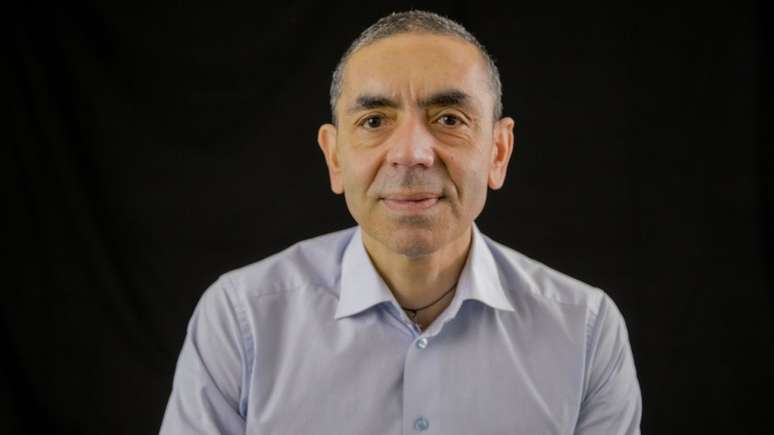 'Construímos uma tecnologia que nos permitiu trazer uma vacina dentro de algumas semanas', comemorou Uğur Şahin, diretor executivo da BioNTech