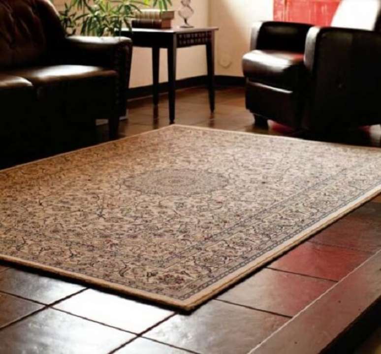 9. Decora&ccedil;&atilde;o com tapete belga e poltronas de couro marrom &ndash; Foto Vitamine Interactive