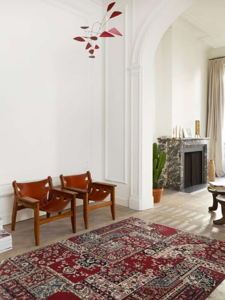 25. Sala com tapete belga vermelha e poltrona de madeira &ndash; Foto Homify
