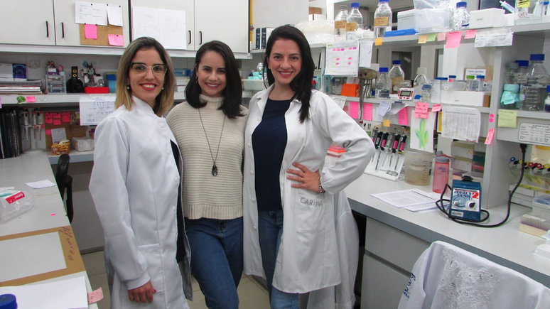 Luana Moraes, Jamile Ramos da Silva e Bruna Porchia est&atilde;o estudando aplica&ccedil;&otilde;es da tecnologia de RNA na ImunoTera, empresa nascida na USP