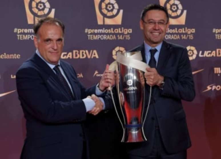 Javier Tebas, presidente da La Liga, e Josep Maria Bartomeu, ex-presidente do Barcelona que aumentou a dívida do clube (Foto: AFP)