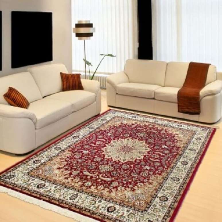 32. Sala decorada com tapete belga e sof&aacute; bege &ndash; Foto Doce Obra