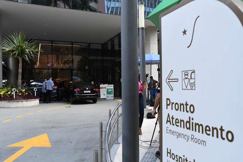 Movimentação no Hospital Vila Nova Star, em São Paulo, onde o presidente Jair Bolsonaro está internado