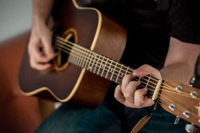 O sistema CAGED é uma ótima ferramenta para você ampliar seu repertório no violão ou na guitarra (Foto/Pexels)