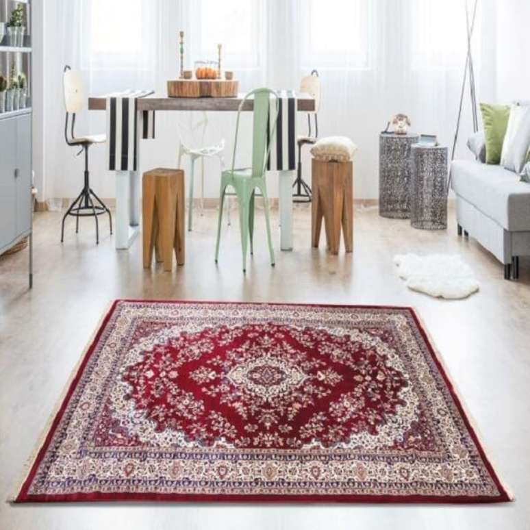 30. Sala de jantar decorada com tapete belga vermelho &ndash; Foto Mercado Livre