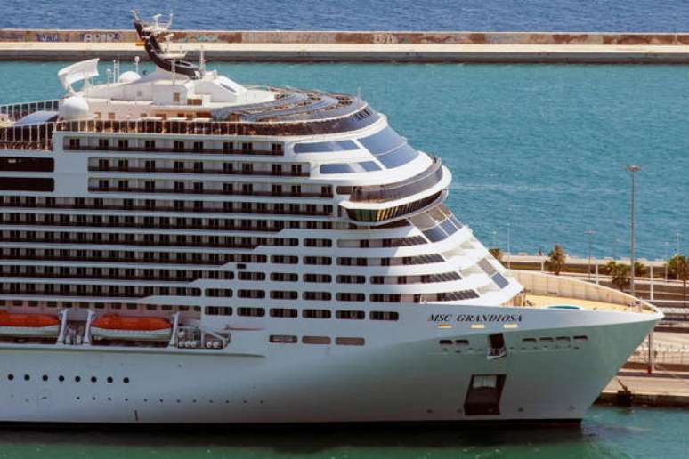 Navio MSC Grandiosa no porto de Barcelona, na Espanha, onde há também turistas infectados pela Covid-19