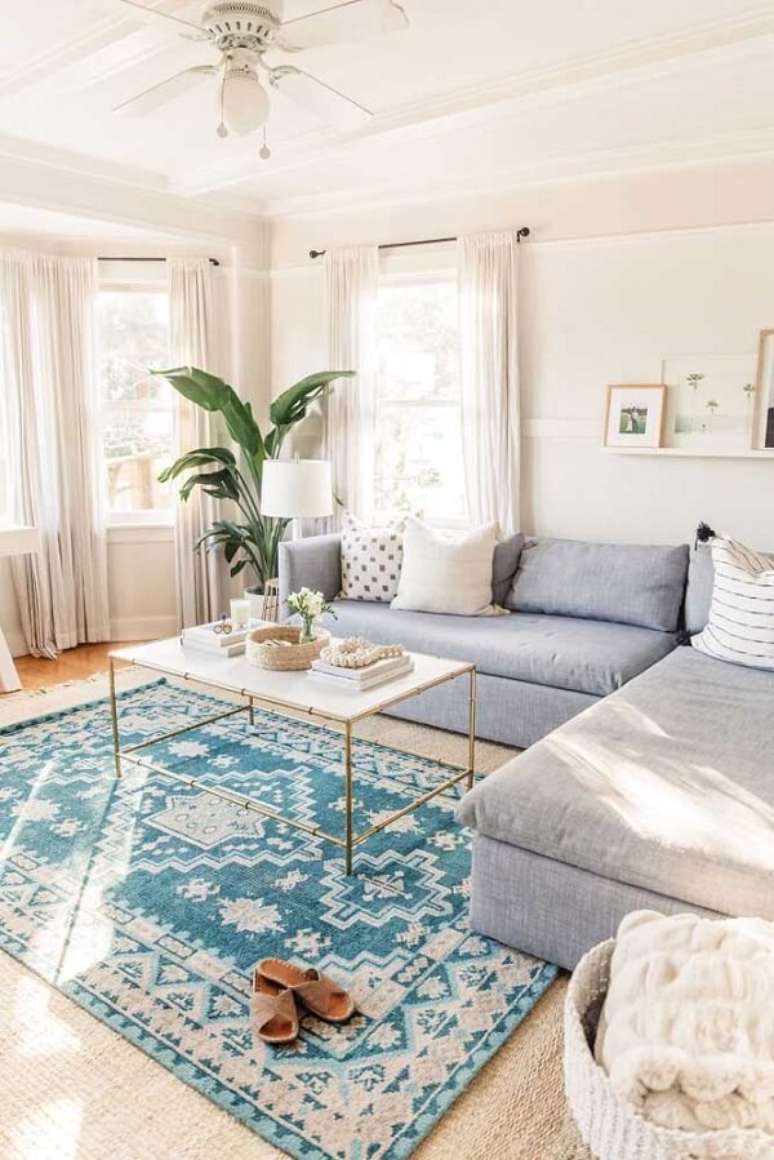 19. Sala cinza e bege com tapete belga azul &ndash; Foto Decor Facil