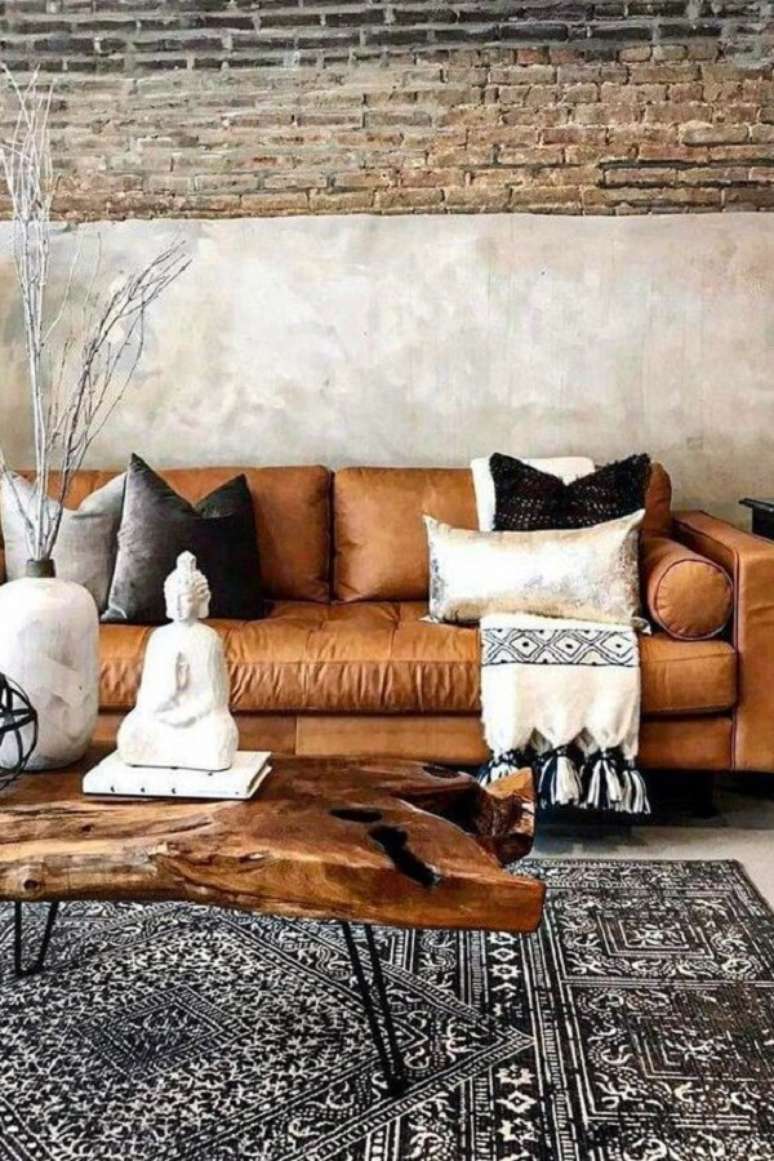 35. Sala marrom com tapete preto e branco &ndash; Foto Amazon