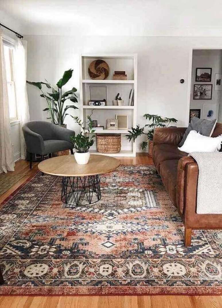 36. Sala sem TV com tapete grande e poltrona cinza moderna &ndash; Foto DMCI Home Builders