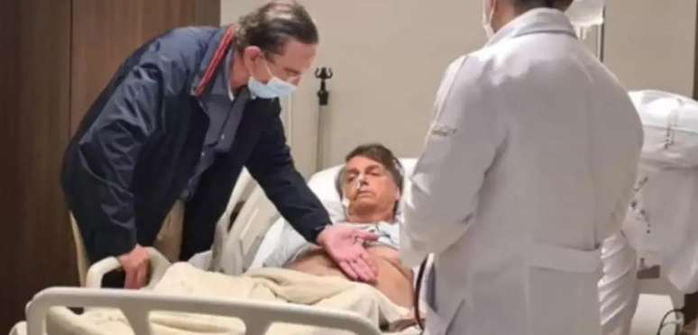 Presidente Jair Bolsonaro é examinado pelo médico no hospital Reprodução/Tik Tok
