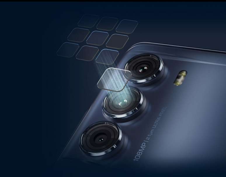 Conjunto triplo de c&acirc;meras com recursos aprimorados para captar mais luz, mesmo em ambientes escuros.