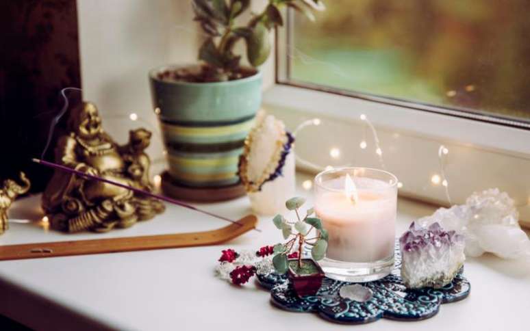 O altar em casa pode te ajudar a realizar seus pedidos e espiritualizar o ambiente - FotoHelin/Shutterstock
