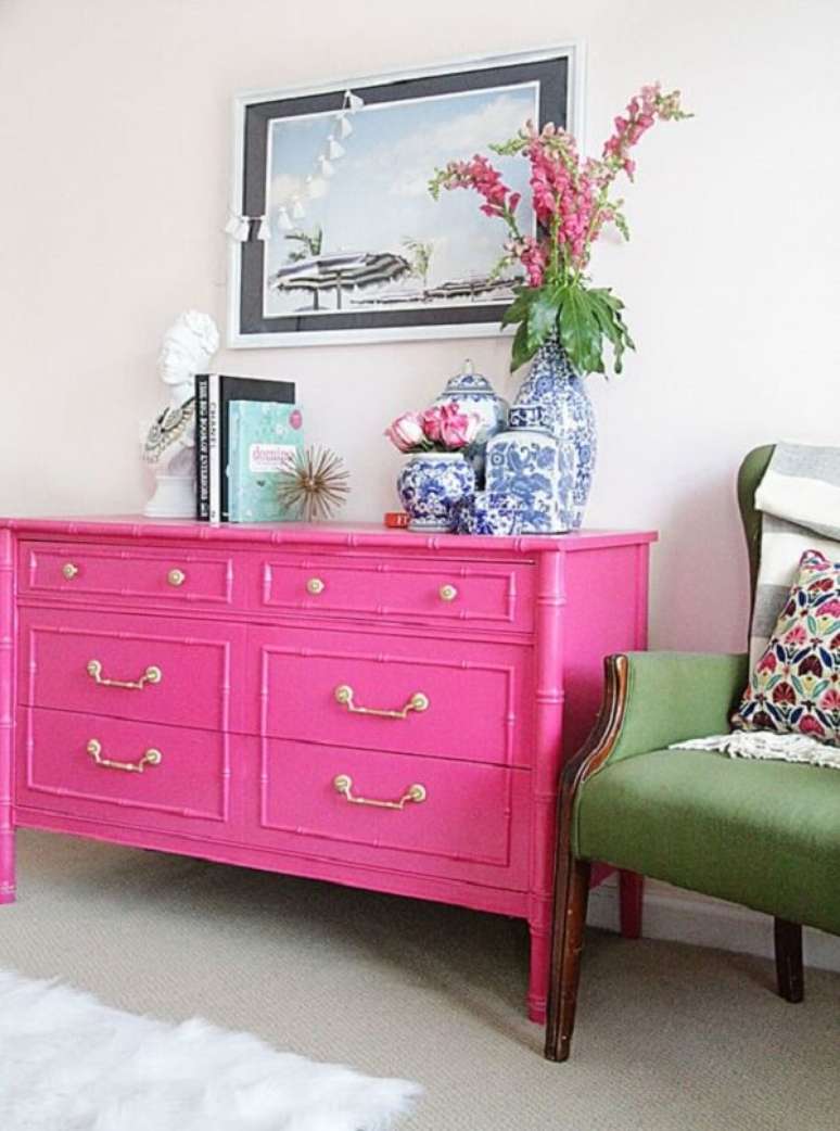 37. Cômoda colorida rosa pink com poltrona verde – Foto The Gathered Home
