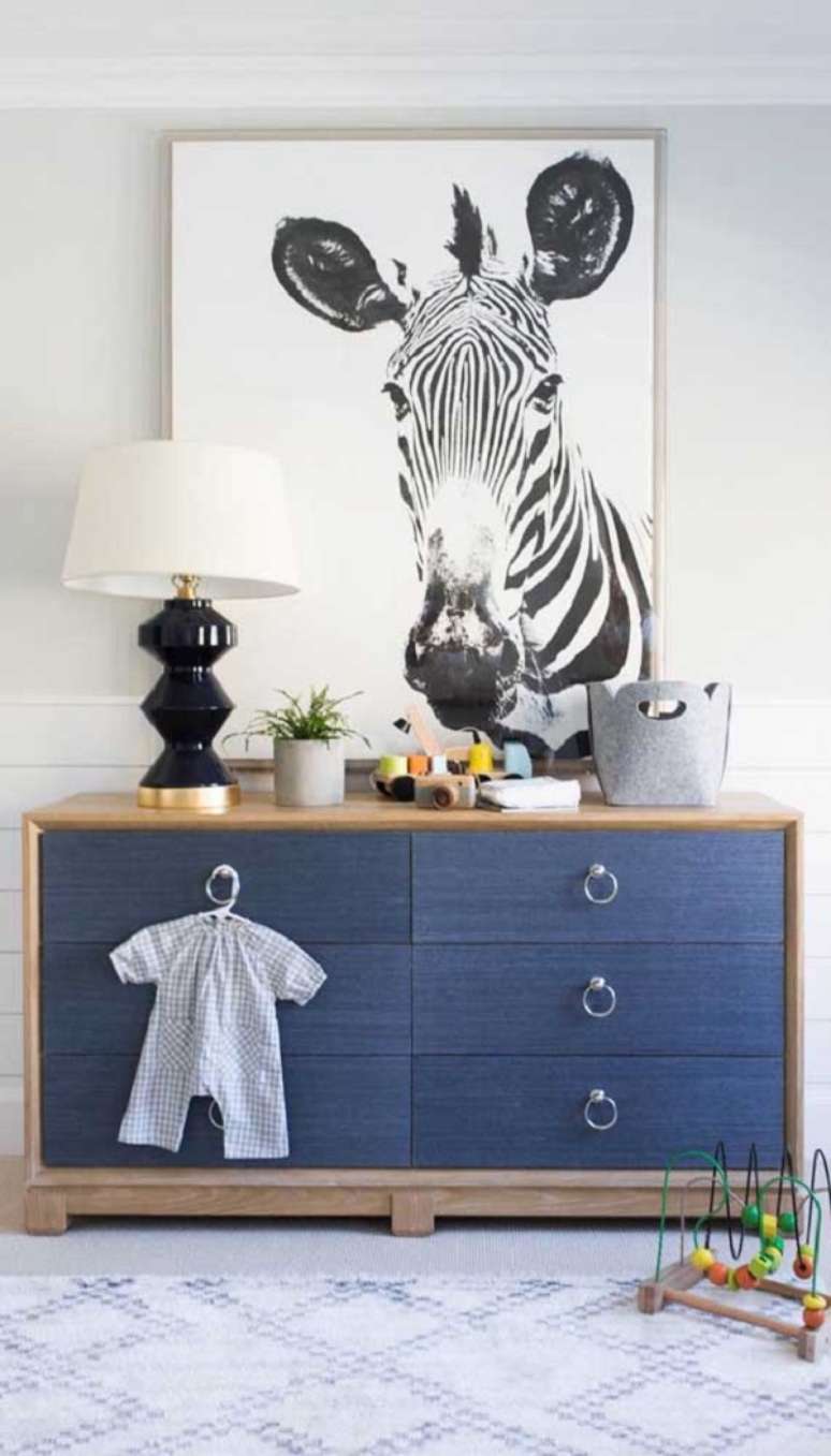 51. Quarto de bebê com cômoda colorida azul escuro – Foto Decor Facil