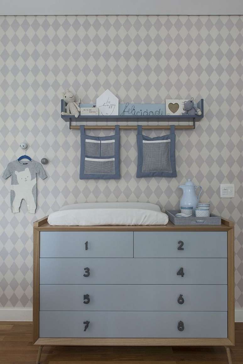 52. Quarto de bebê com cômoda colorida em azul e madeira com puxadores de números – Foto Triplex Arquitetura