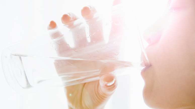 Manter-se bem hidratado &eacute; um dos principais cuidados recomendados para os casos leves de covid