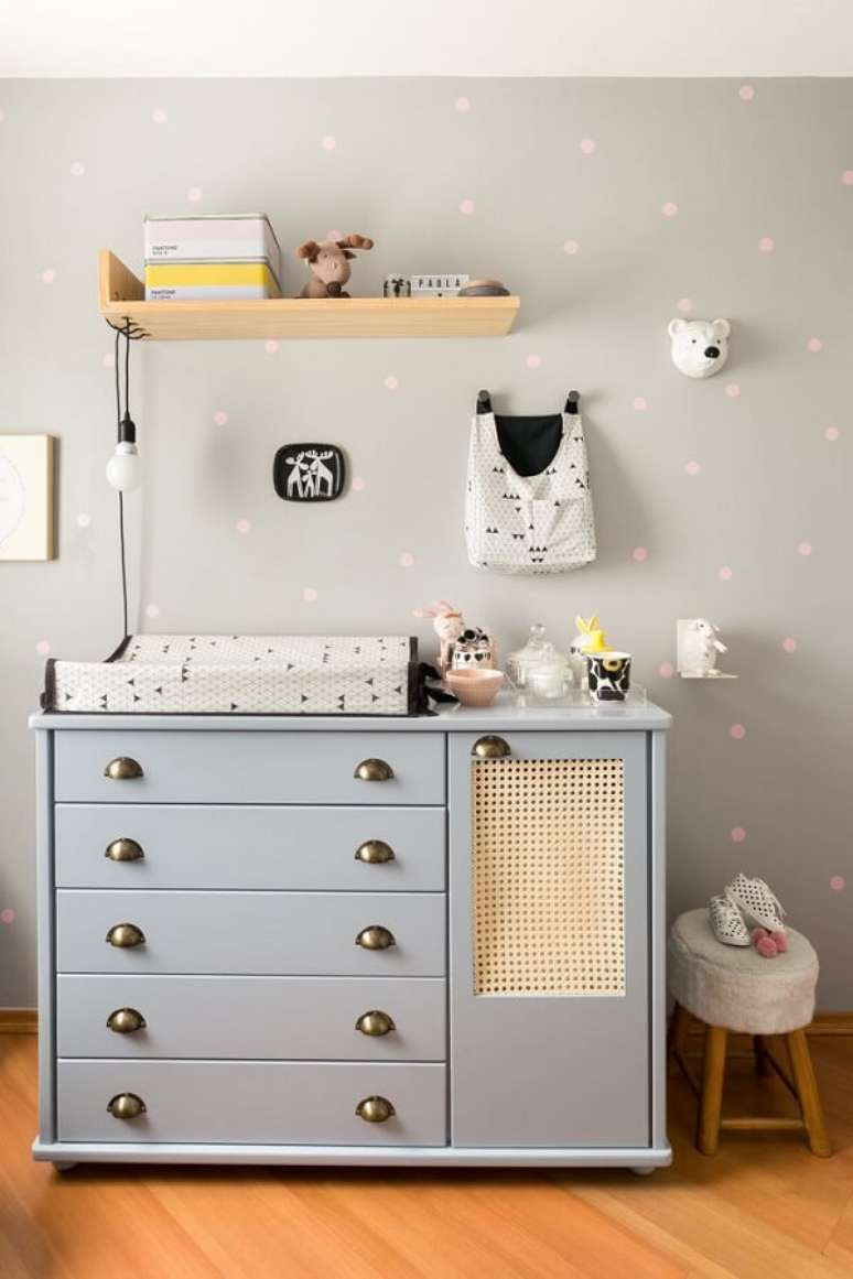 32. C&ocirc;moda colorida para quarto infantil na cor cinza claro &ndash; Foto Studio um mini