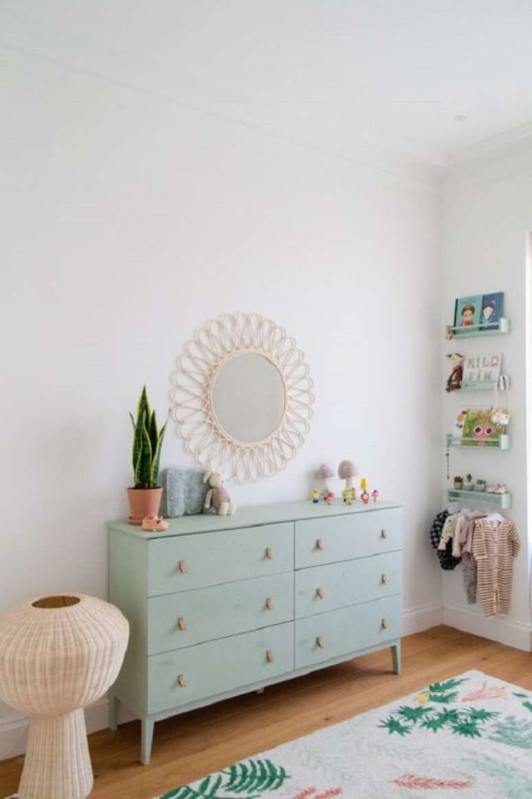 28. Cômoda colorida em tons de verde claro para quarto de bebê – Foto Apartment Therapy