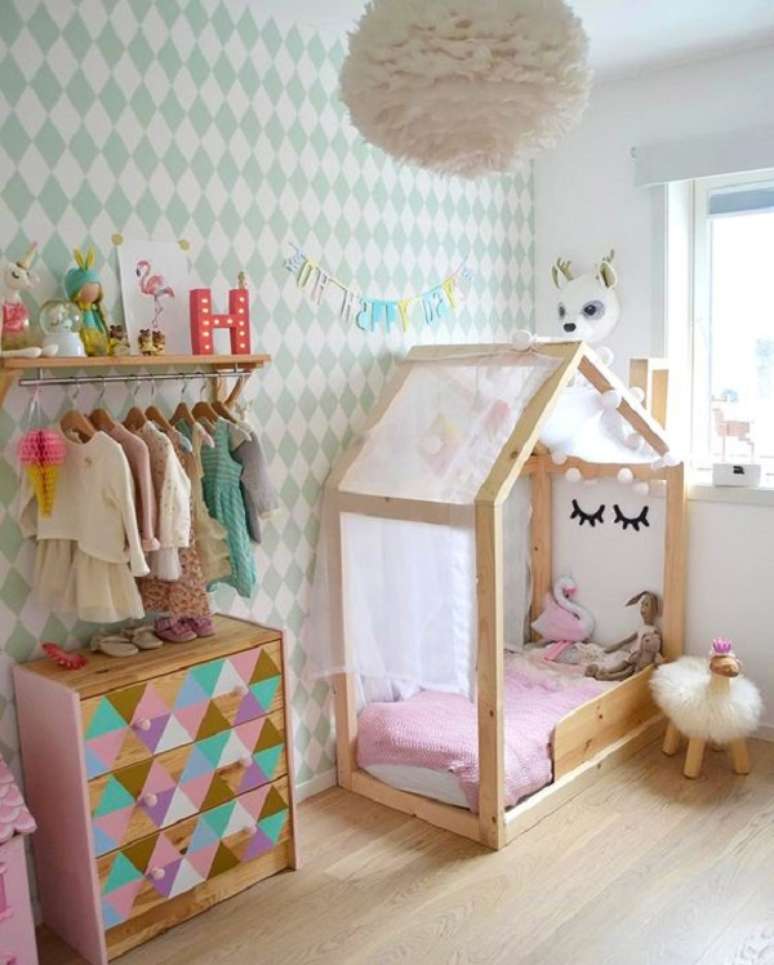 8. Quarto lil&aacute;s e rosa decorado com c&ocirc;moda com cabideiro infantil colorido &ndash; Foto MonBebecheri