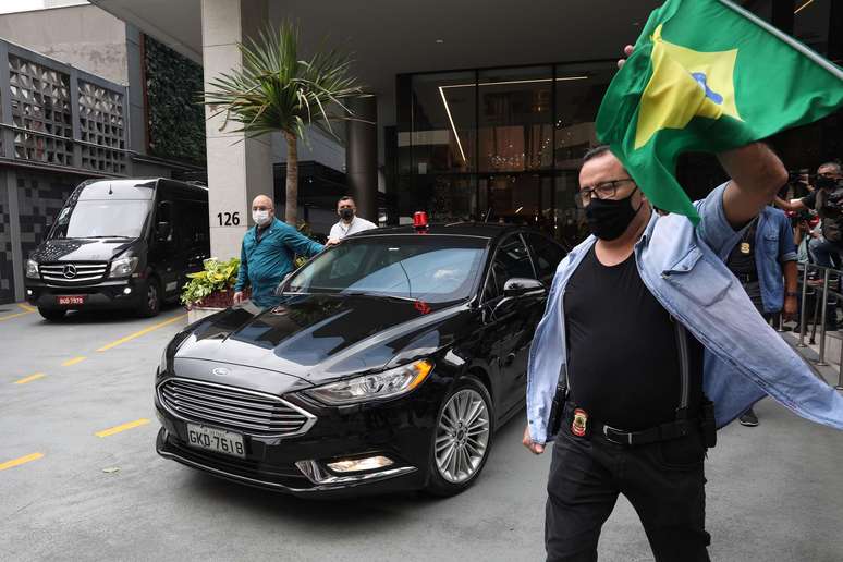 O presidente Jair Bolsonaro deixa o Hospital Vila Nova Star em São Paulo (SP), nesta quarta-feira