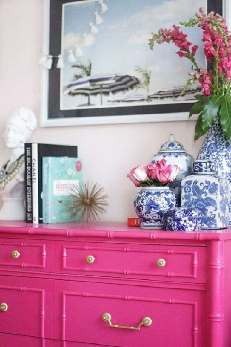 24. Cômoda colorida em pink com enfeites em azul – Foto Shop Style Your Senses