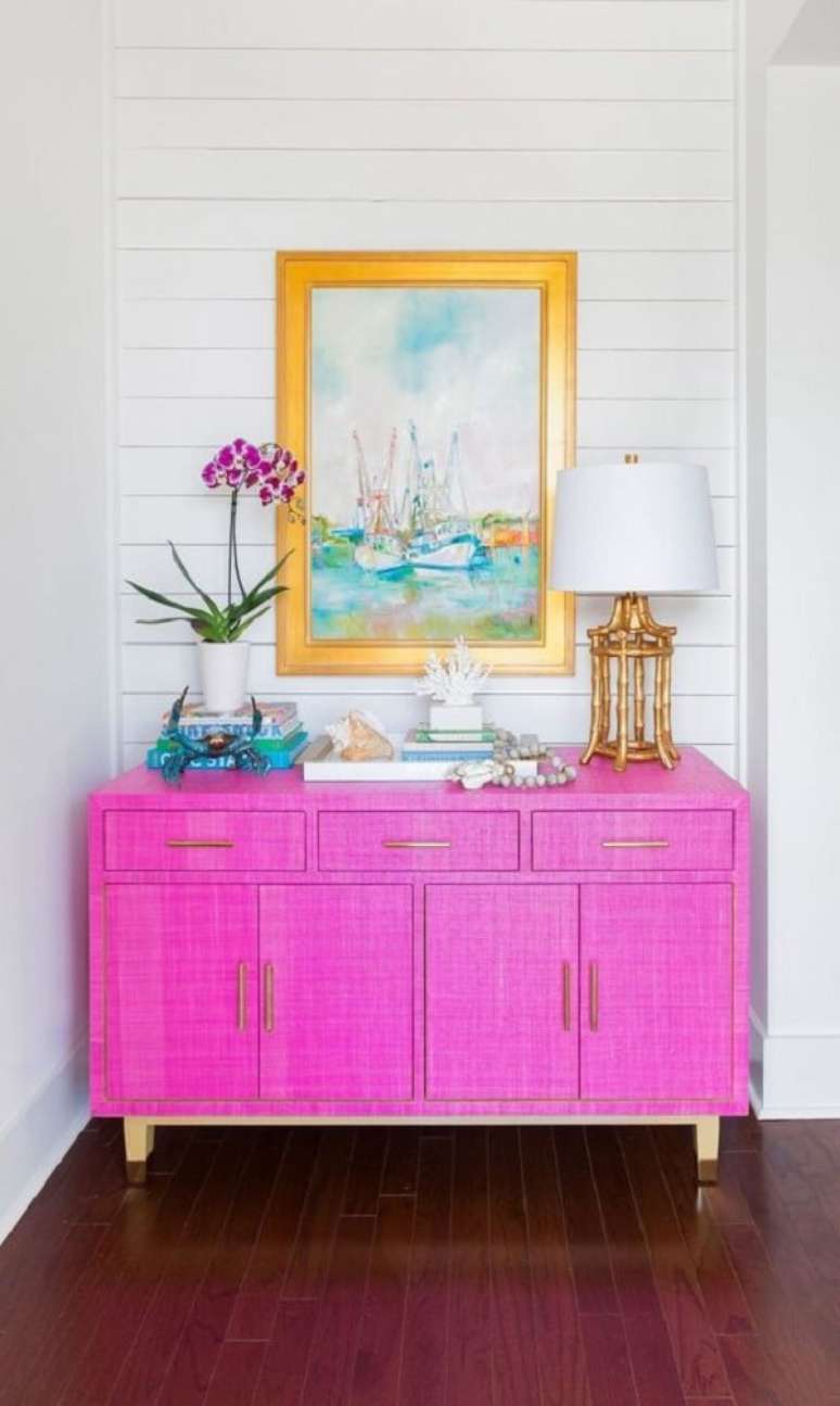 33. C&ocirc;moda colorida pink e decora&ccedil;&atilde;o dourada &ndash; Foto Bree At Last