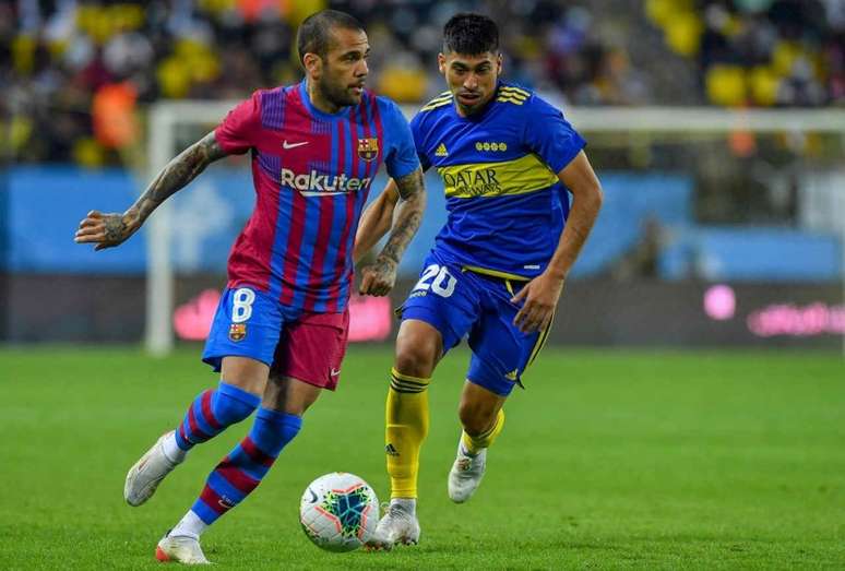 Daniel Alves só participou de um amistoso contra o Boca Juniors (Foto: AFP)