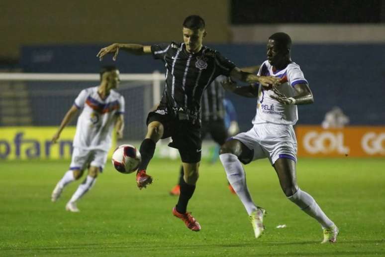 Lázaro sai do banco, marca gol da vitória nos acréscimos, e Brasil