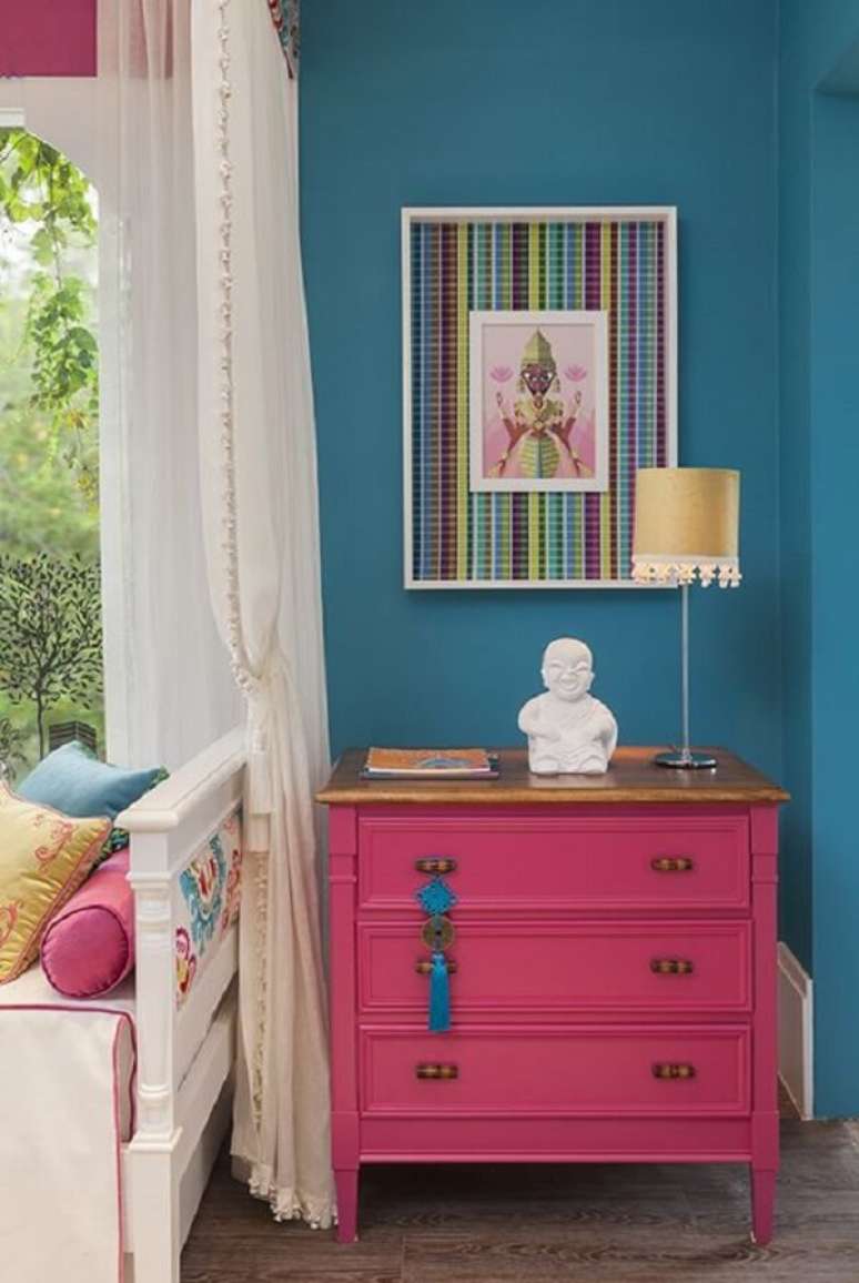 34. Cômoda colorida pink no quarto infantil azul e branco – Foto Quartos Etc