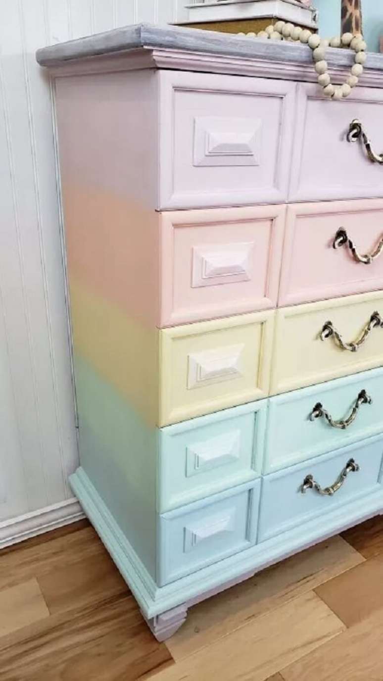 30. C&ocirc;moda colorida em tons pasteis &ndash; Foto Home Talk