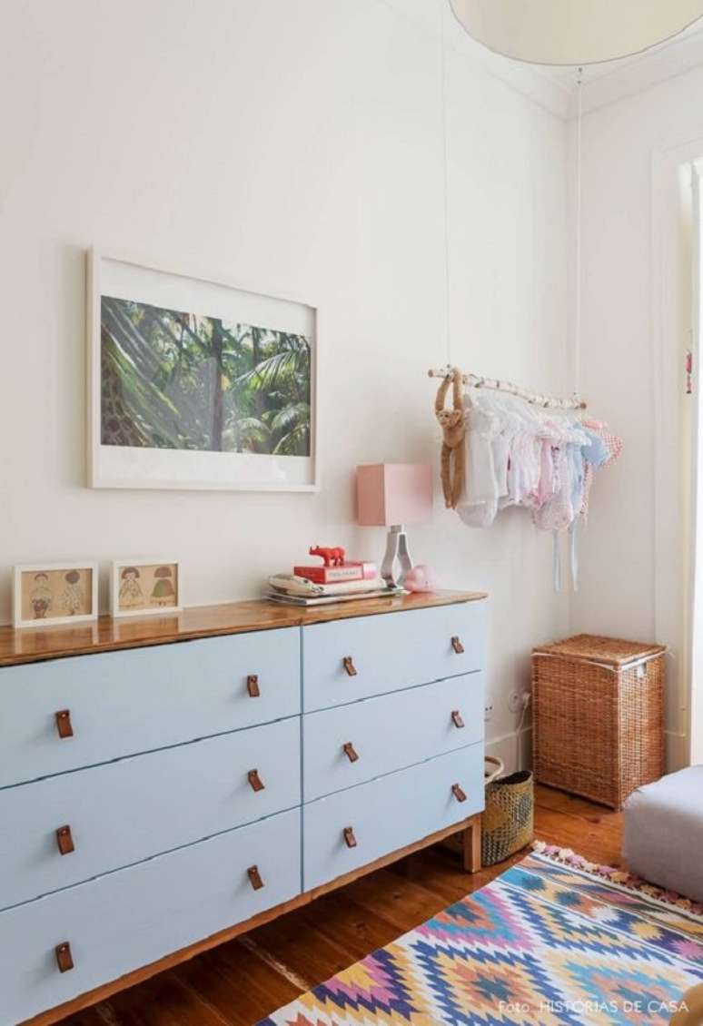 50. Quarto de beb&ecirc; com c&ocirc;moda colorida azul claro &ndash; Foto Historias de Casa