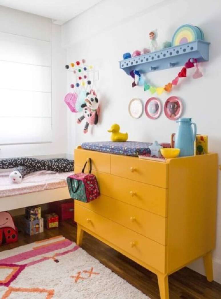 14. Cômoda colorida amarela no quarto infantil – Foto Mooui