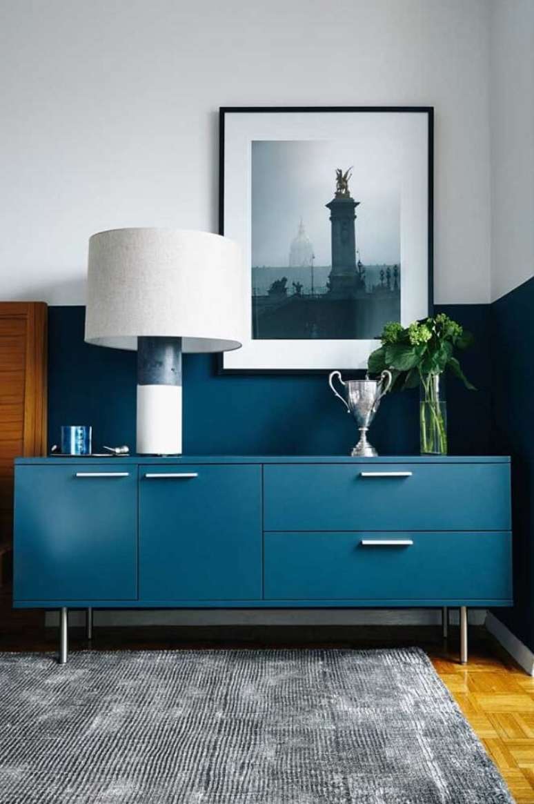 16. Cômoda colorida azul com tapete cinza – Foto Decor Facil