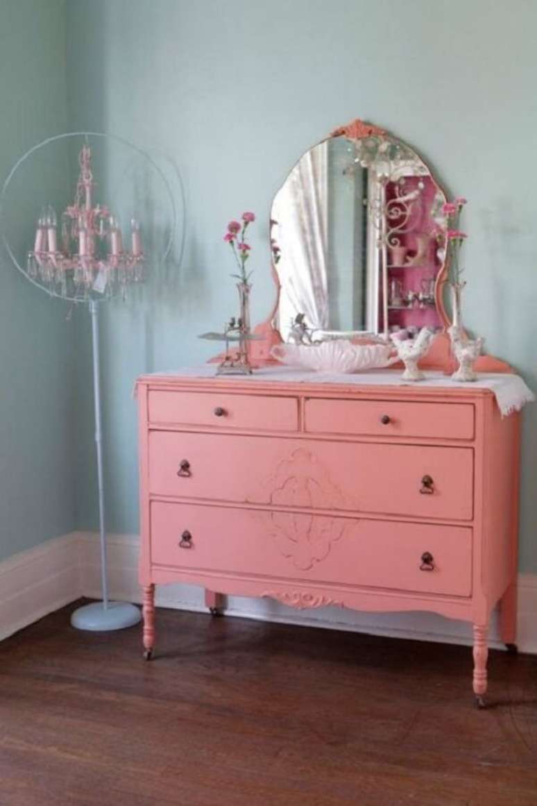 25. Cômoda colorida em rosa com espelho – Foto Decor Facil