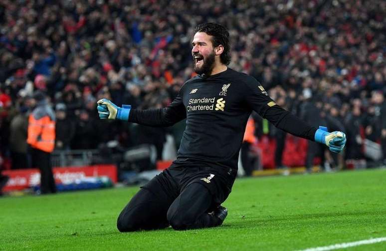 Goleiro brasileiro Alisson jogar pelo Liverpool