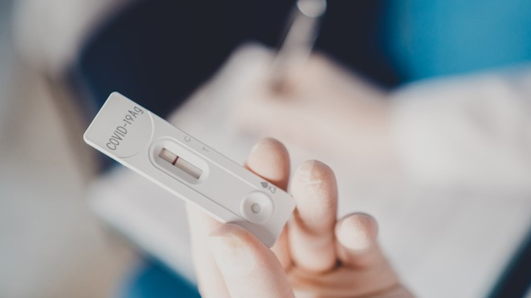 Os testes de ant&iacute;geno d&atilde;o o resultado em menos de meia hora