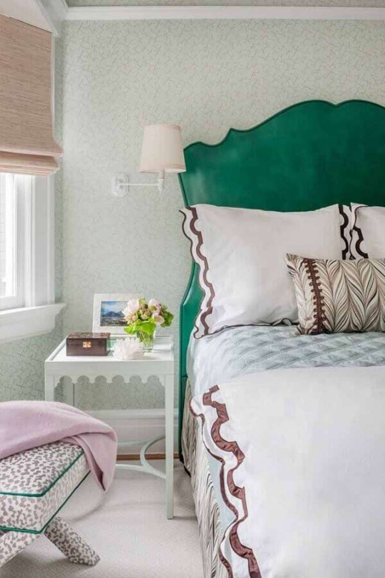 35. Quarto verde água com cabeceira moderna e móveis brancos para contrastar – Foto HGTV