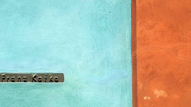 Os "Aforismos de Z&uuml;rau" s&atilde;o 109 aforismos de Franz Kafka, escritos em 1917-1918 na Bo&ecirc;mia Ocidental (hoje, parte da Rep&uacute;blica Checa), onde ele permaneceu com sua irm&atilde; Ottla enquanto lutava contra a tuberculose