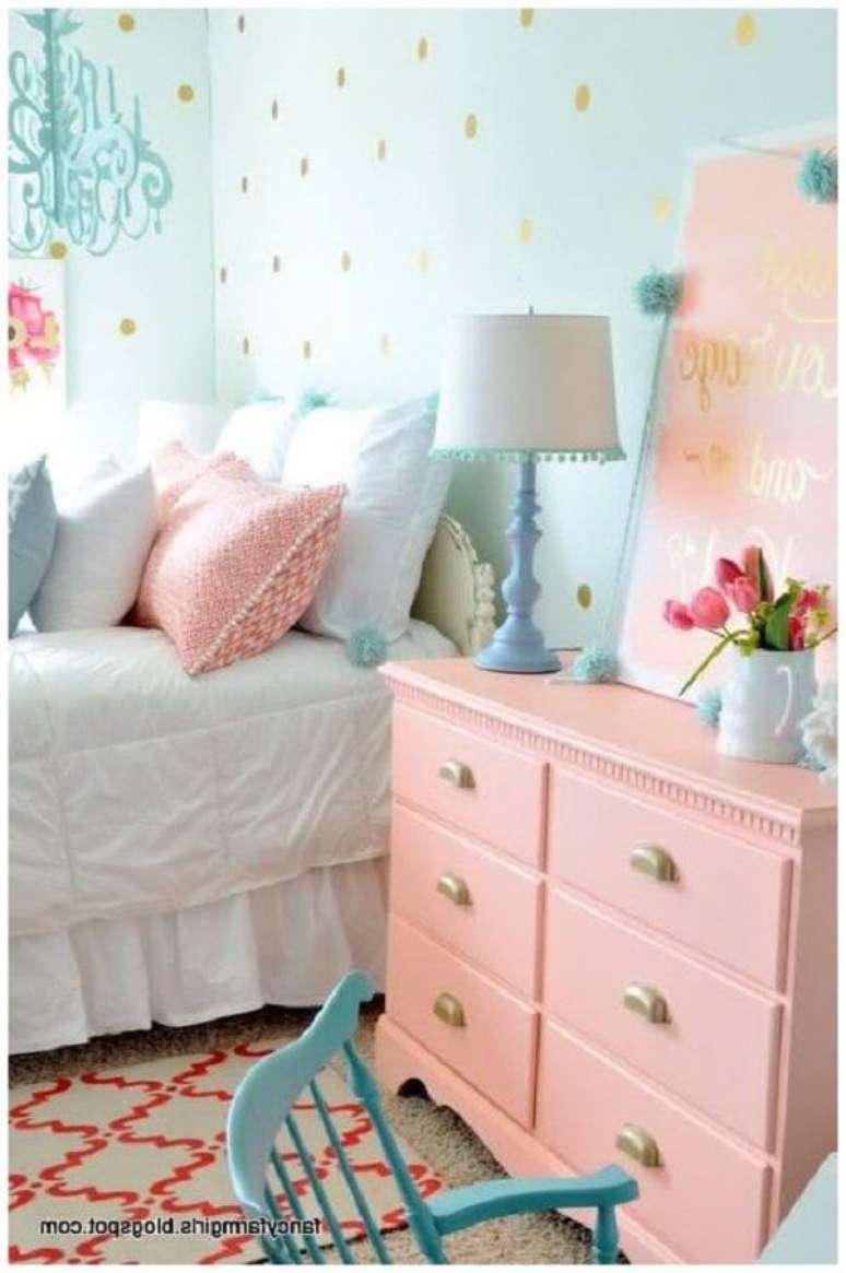 12. Papel de parede para quarto verde agua e c&ocirc;moda coral &ndash; Foto Postdecor