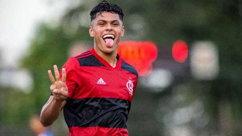 Mateusão marcou os últimos três gols da goleada do Flamengo (Foto: Marcelo Cortes/CRF)