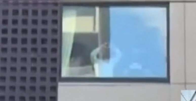 Djokovic foi à janela de hotel para saudar fãs (Imagem: reprodução TV)