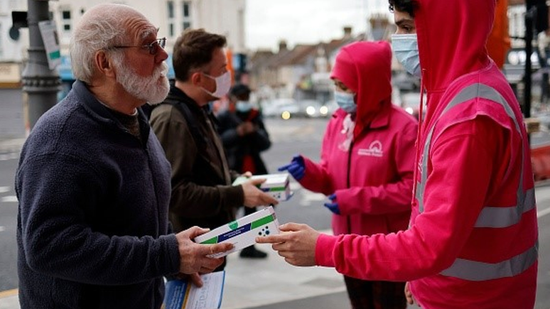 Em alguns pa&iacute;ses, autotestes s&atilde;o distribu&iacute;dos gratuitamente &agrave; popula&ccedil;&atilde;o