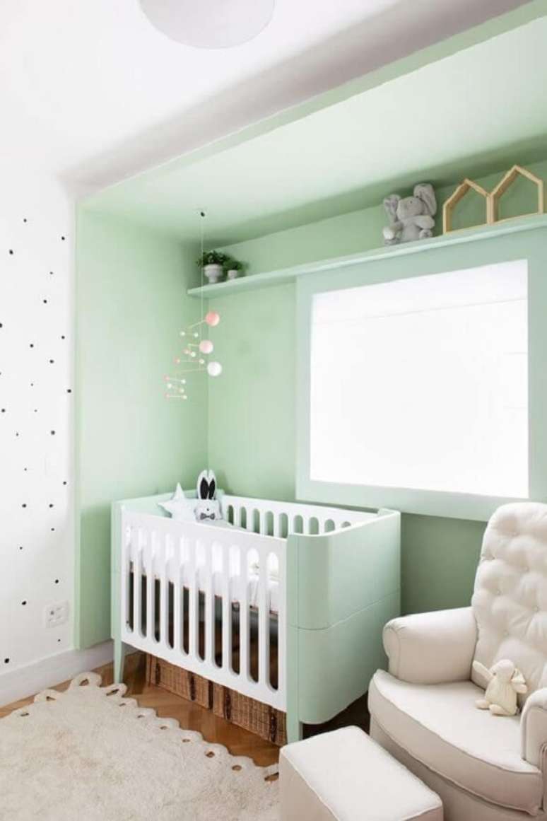 64. Quarto verde água para bebê com berço branco e papel de parede de bolinhas – Foto Casa de Valentina