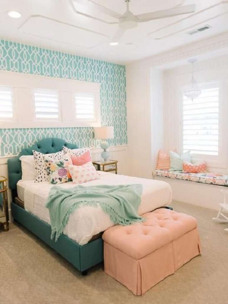 32. Quarto verde &aacute;gua com ba&uacute; e detalhes na cor coral &ndash; Foto Four Chairs Furniture