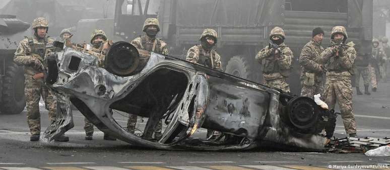 Em Almaty, carros foram incendiados durante os protestos