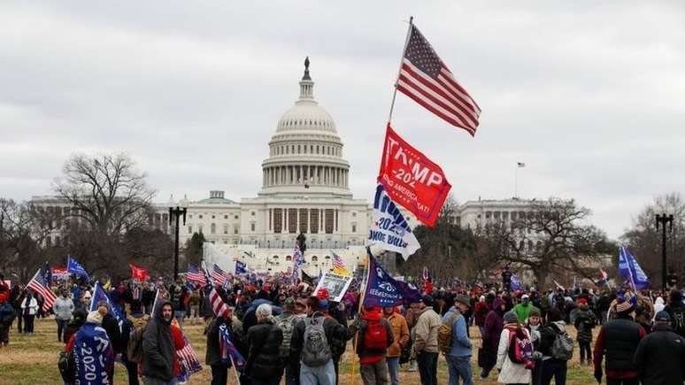 Milhares de pessoas se reuniram em Washington, inclusive com a presença de Trump, para contestar resultado da eleição de novembro de 2020