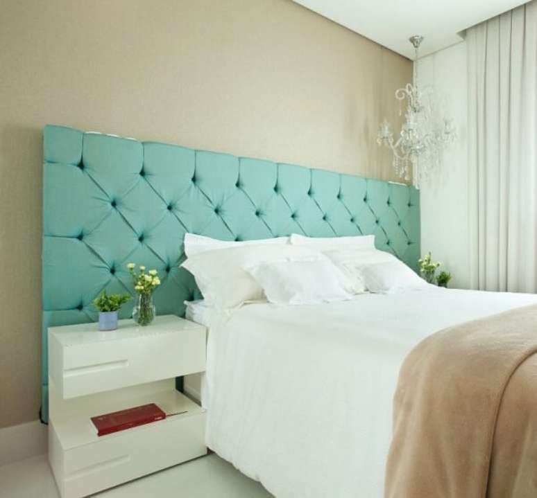 15. Quarto com cabeceira verde &aacute;gua chique &ndash; Foto Beatriz Quinelato Arquitetura