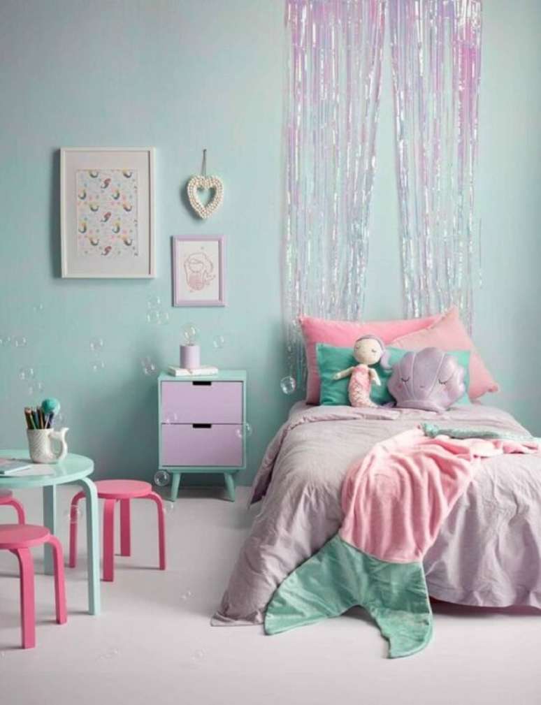 4. Quarto verde água com roupa de cama rosa – Foto Momooze